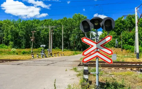 Przejazd kolejowy z sygnalizacją świetlną i znakiem krzyża. Zastanawiasz się, po jakim czasie przychodzi mandat z przejazdu kolejowego?