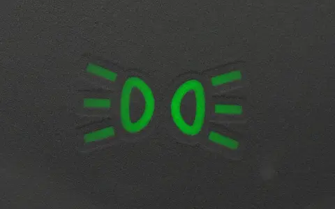 Zielony symbol świateł mijania na desce rozdzielczej.
