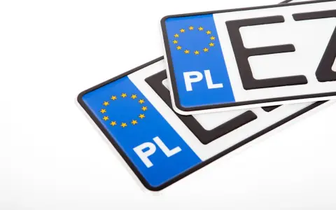 Dwie polskie tablice rejestracyjne z symbolem Unii Europejskiej. Gotowe do wymiany tablic rejestracyjnych.