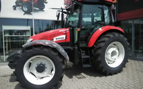 Czerwony Ursus Basak, nowy traktor. Czy na b można jeździć traktorem? Tak, ten model jest stworzony do pracy na polu i drodze.