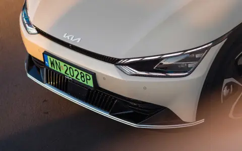 Nowy Kia z zieloną tablicą rejestracyjną PZ.