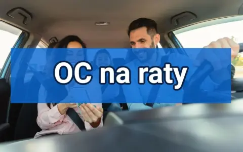 Rodzina w samochodzie, uśmiechnięta, z napisem "OC na raty". Dowiedz się, co ile płaci się OC.