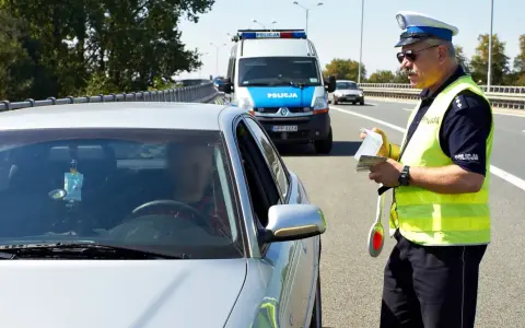 Policjant zatrzymał kierowcę. To już drugi raz zabrane prawo jazdy za prędkość.
