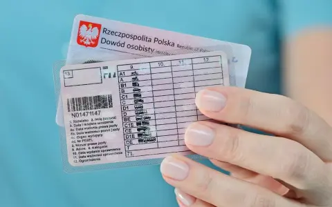 Polskie prawo jazdy i dowód osobisty. Zastanawiasz się, ile się czeka na prawo jazdy? Dokumenty w ręku to dowód ukończenia kursu i zdania egzaminów.
