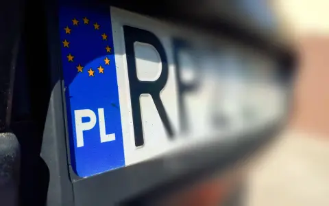 Tablica rejestracyjna PL z gwiazdami UE. Do wyrejestrowania auta potrzebne są dokumenty i ta tablica.