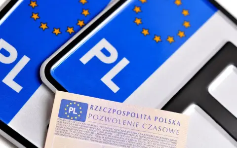 Polskie tablice rejestracyjne z symbolem PL i gwiazdkami UE oraz dokument "Pozwolenie Czasowe". Wymiary tablicy rejestracyjnej są standardowe.