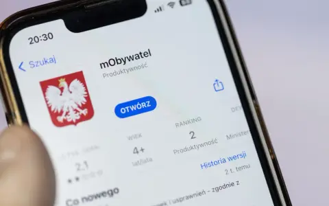 Aplikacja mObywatel na telefonie. Możesz tu sprawdzić do kiedy OC, a także inne ważne dokumenty.