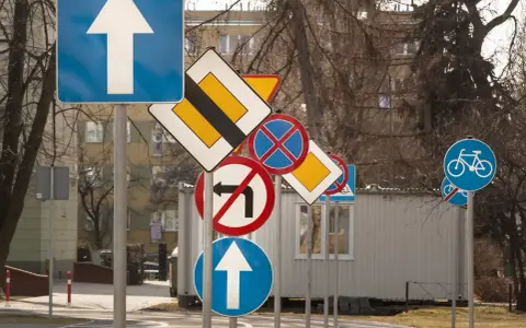 Mnóstwo znaków drogowych, w tym zakaz skrętu w lewo, nakaz jazdy prosto i ścieżka rowerowa. System rozpoznawania znaków drogowych miałby tu pełne ręce roboty.