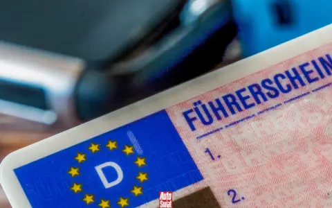 Niemiecki dokument "Führerschein" z unijnymi gwiazdkami. Brak potwierdzenia OC w Niemczech może być problemem.