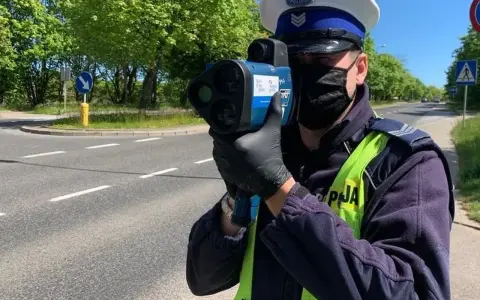 Policjant mierzy prędkość radarem. Czy poza terenem zabudowanym można stracić prawo jazdy? Tak, za nadmierną prędkość.