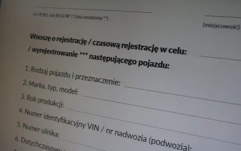 Formularz rejestracyjny pojazdu. Wpisz dane auta, by dowiedzieć się, ile czasu na przerejestrowanie auta masz.