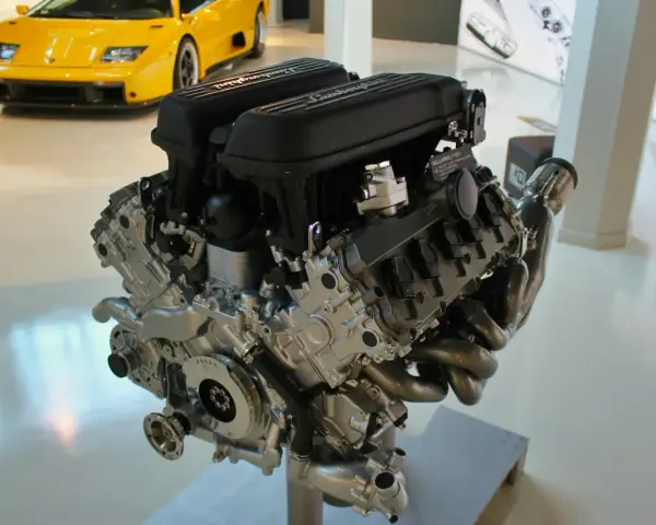 Silnik Lamborghini V10. Zatarte objawy mogą być widoczne w jego skomplikowanej budowie, ale ten jest w idealnym stanie.