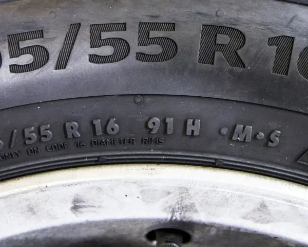 Opona 205/55 R16 z indeksem nośności 91H. Symbol M+S i górski z płatkiem śniegu wskazują na jej przeznaczenie.