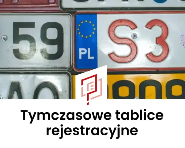 Zbliżenie na różne tablice rejestracyjne, w tym te z oznaczeniem PL i cyframi 59. Tekst informuje o tymczasowych tablicach rejestracyjnych.