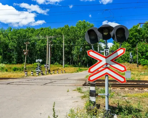 Przejazd kolejowy z sygnalizacją świetlną i znakiem krzyża. Zastanawiasz się, po jakim czasie przychodzi mandat z przejazdu kolejowego?