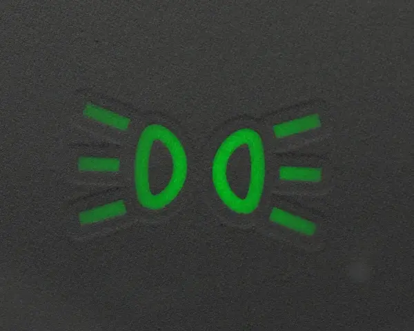 Zielony symbol świateł mijania na desce rozdzielczej.