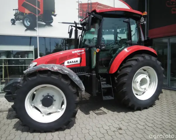 Czerwony Ursus Basak, nowy traktor. Czy na b można jeździć traktorem? Tak, ten model jest stworzony do pracy na polu i drodze.