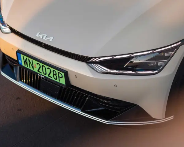 Nowy Kia z zieloną tablicą rejestracyjną PZ.