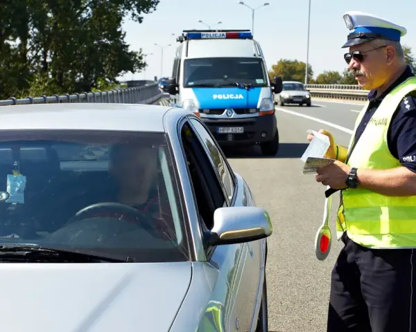 Policjant zatrzymał kierowcę. To już drugi raz zabrane prawo jazdy za prędkość.