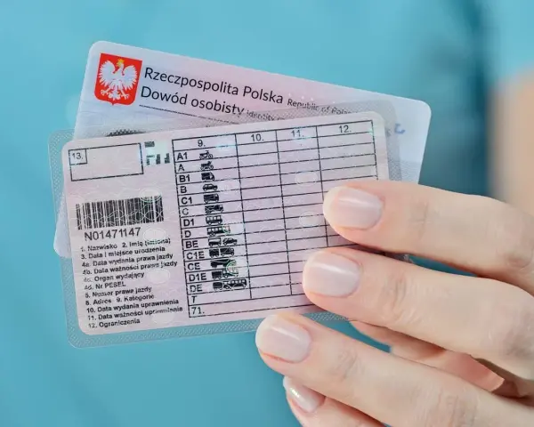 Polskie prawo jazdy i dowód osobisty. Zastanawiasz się, ile się czeka na prawo jazdy? Dokumenty w ręku to dowód ukończenia kursu i zdania egzaminów.