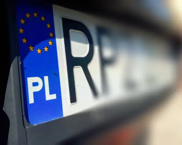 Tablica rejestracyjna PL z gwiazdami UE. Do wyrejestrowania auta potrzebne są dokumenty i ta tablica.