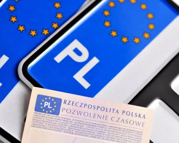 Polskie tablice rejestracyjne z symbolem PL i gwiazdkami UE oraz dokument "Pozwolenie Czasowe". Wymiary tablicy rejestracyjnej są standardowe.