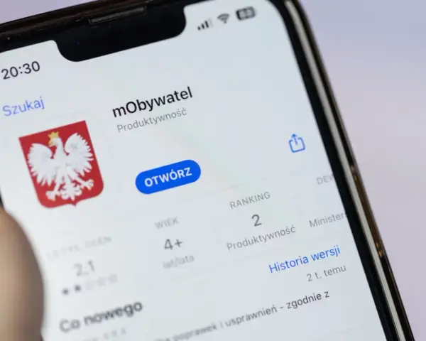 Aplikacja mObywatel na telefonie. Możesz tu sprawdzić do kiedy OC, a także inne ważne dokumenty.