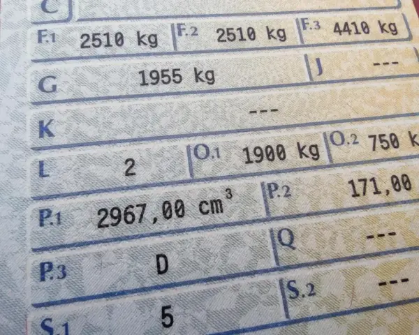 Fragment dowodu rejestracyjnego z danymi pojazdu. Widoczna dopuszczalna ładowność w dowodzie rejestracyjnym: 1955 kg.