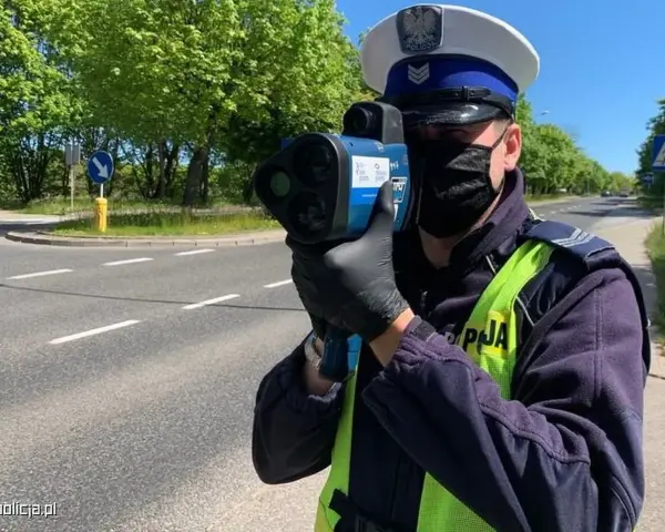 Policjant mierzy prędkość radarem. Czy poza terenem zabudowanym można stracić prawo jazdy? Tak, za nadmierną prędkość.