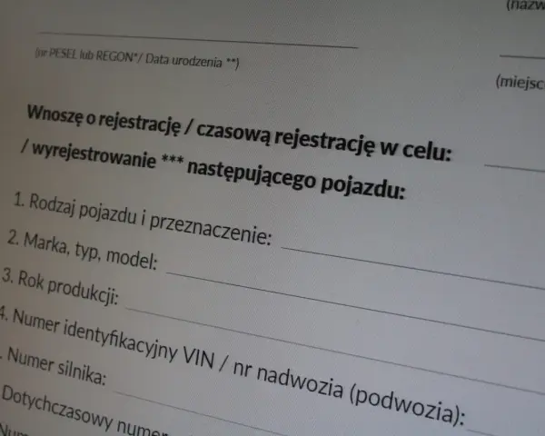 Formularz rejestracyjny pojazdu. Wpisz dane auta, by dowiedzieć się, ile czasu na przerejestrowanie auta masz.