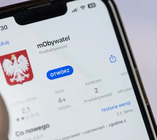 Aplikacja mObywatel na telefonie. Możesz tu sprawdzić do kiedy OC, a także inne ważne dokumenty.