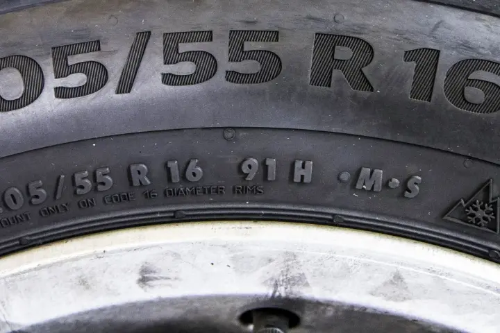 Opona 205/55 R16 z indeksem nośności 91H. Symbol M+S i górski z płatkiem śniegu wskazują na jej przeznaczenie.