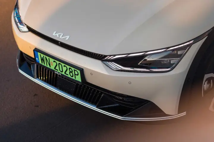 Nowy Kia z zieloną tablicą rejestracyjną PZ.