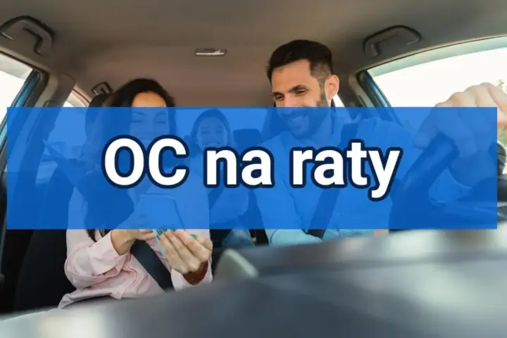 Rodzina w samochodzie, uśmiechnięta, z napisem "OC na raty". Dowiedz się, co ile płaci się OC.