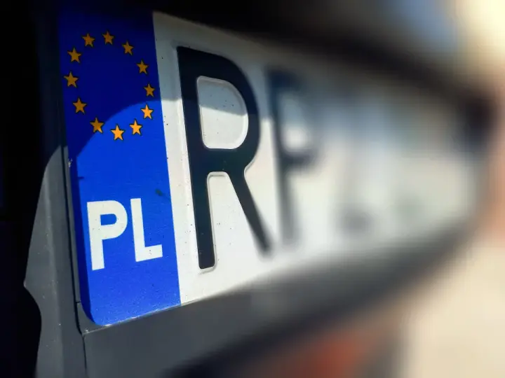 Tablica rejestracyjna PL z gwiazdami UE. Do wyrejestrowania auta potrzebne są dokumenty i ta tablica.