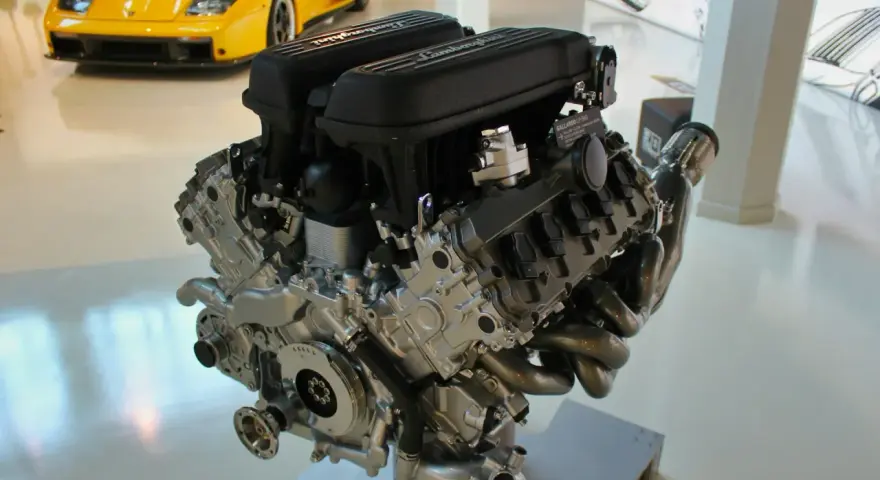 Silnik Lamborghini V10. Zatarte objawy mogą być widoczne w jego skomplikowanej budowie, ale ten jest w idealnym stanie.