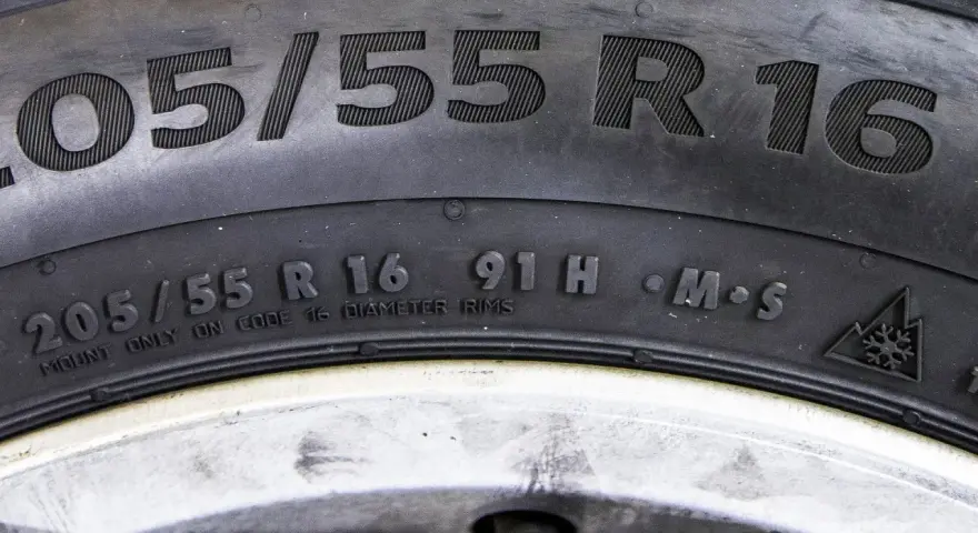 Opona 205/55 R16 z indeksem nośności 91H. Symbol M+S i górski z płatkiem śniegu wskazują na jej przeznaczenie.