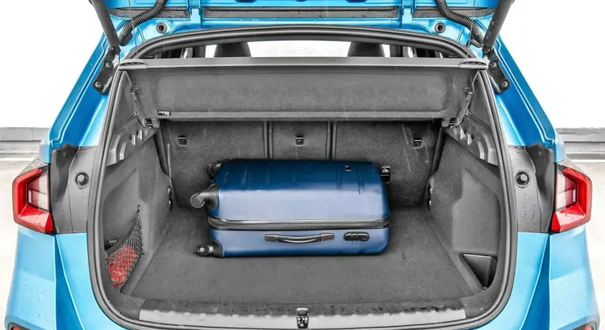 Bagażnik BMW X1 z walizką. Wymiary bagażnika pozwalają na swobodne pakowanie na wakacje.