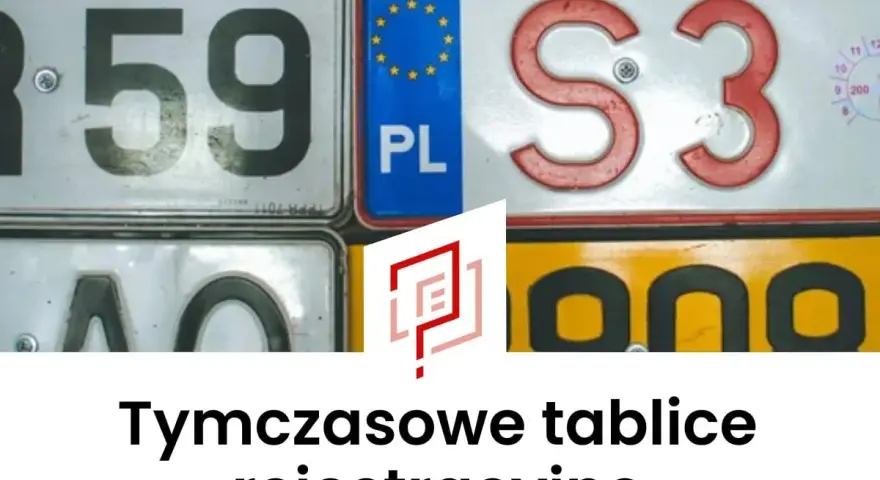 Zbliżenie na różne tablice rejestracyjne, w tym te z oznaczeniem PL i cyframi 59. Tekst informuje o tymczasowych tablicach rejestracyjnych.