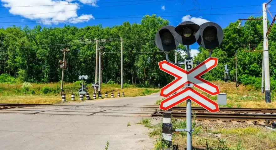 Przejazd kolejowy z sygnalizacją świetlną i znakiem krzyża. Zastanawiasz się, po jakim czasie przychodzi mandat z przejazdu kolejowego?