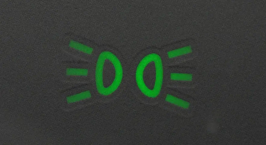 Zielony symbol świateł mijania na desce rozdzielczej.