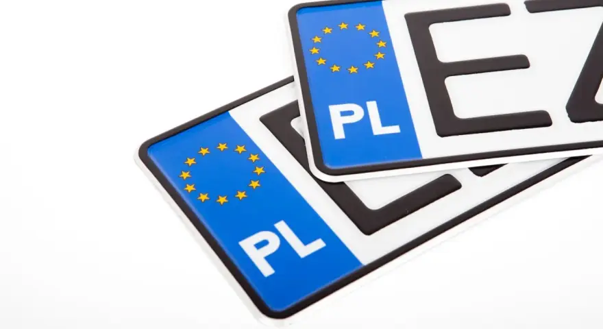 Dwie polskie tablice rejestracyjne z symbolem Unii Europejskiej. Gotowe do wymiany tablic rejestracyjnych.