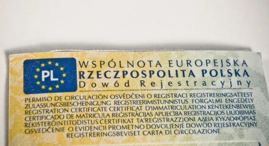 Fragment dowodu rejestracyjnego z oznaczeniem PL i tekstem w wielu językach, w tym "Dowód Rejestracyjny".