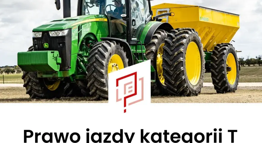 Zielony traktor z żółtym rozsiewaczem, gotowy do pracy na polu. Prowadzenie takiego sprzętu wymaga prawa jazdy kategorii T.