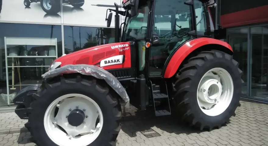 Czerwony Ursus Basak, nowy traktor. Czy na b można jeździć traktorem? Tak, ten model jest stworzony do pracy na polu i drodze.