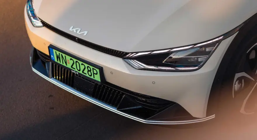 Nowy Kia z zieloną tablicą rejestracyjną PZ.