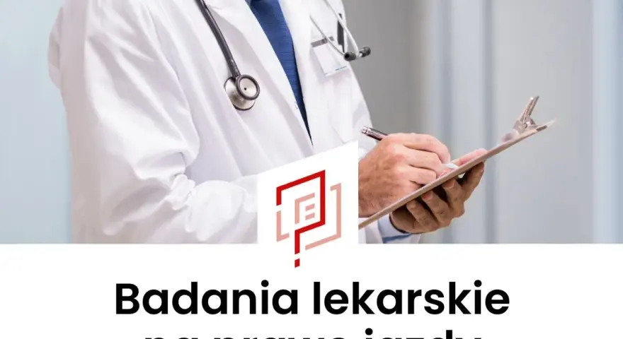 Lekarz w białym kitlu z notatnikiem i stetoskopem. Informacja o badaniach na prawo jazdy.