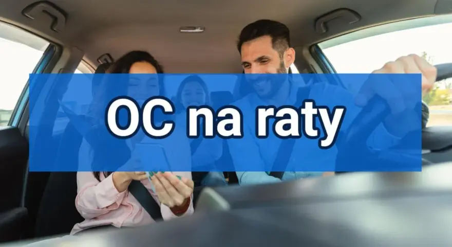 Rodzina w samochodzie, uśmiechnięta, z napisem "OC na raty". Dowiedz się, co ile płaci się OC.