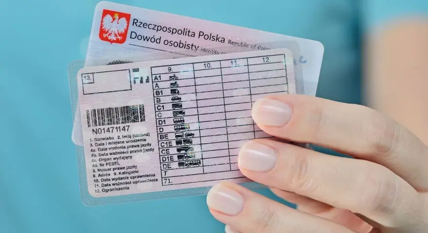 Polskie prawo jazdy i dowód osobisty. Zastanawiasz się, ile się czeka na prawo jazdy? Dokumenty w ręku to dowód ukończenia kursu i zdania egzaminów.