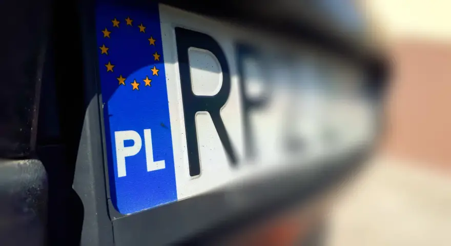 Tablica rejestracyjna PL z gwiazdami UE. Do wyrejestrowania auta potrzebne są dokumenty i ta tablica.